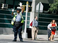 Polwan Mengatur Lalu Lintas Sambil Menari di Tengah Jalan