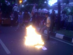 Massa Bendera Bakar Poster di Depan Rumah Megawati