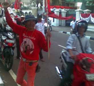 Massa Beratribut PDIP Lempari BMC