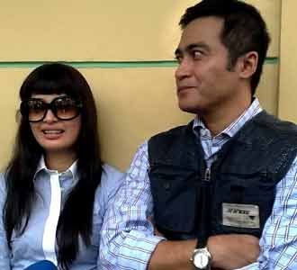 Adjie-Nadya Kompak Berkemeja Biru