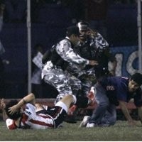 Penonton Serang Pemain, Wasit Hentikan Laga