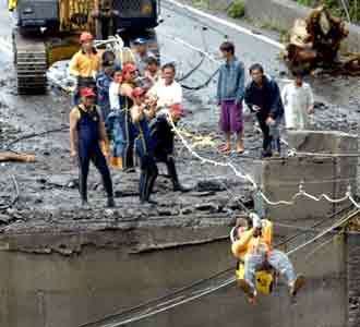 Evakuasi Korban Topan Morakot