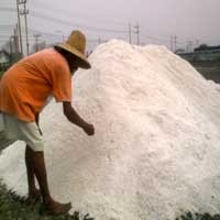 Gerimis Bikin Petani Garam Ketar-ketir