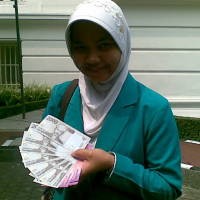 Warga Antre Tukar Uang Rp 2 Ribu Baru