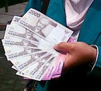 Berburu Uang Pecahan Rp 2 Ribu