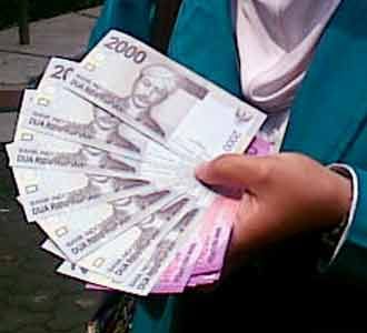 Berburu Uang Pecahan Rp 2 Ribu