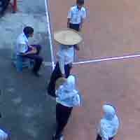 Meriahkan HUT RI, SMPN 1 Surabaya Gelar Lomba Membawa Tampah 