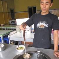 Menikmati Bakso Sambil Nonton Sulap 