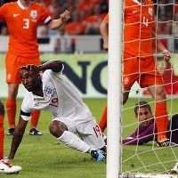 Defoe Jadi Pahlawan Inggris 