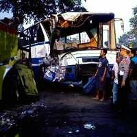 Bus Tabrakan dengan Truk Sampah, 24 Orang Tewas