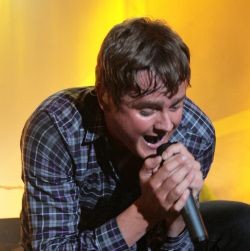 Keane Sajikan Pertunjukan Simetris di Fort Canning Park 