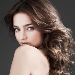 Miranda Kerr Sulit Tampil Seksi di Tengah Hujan