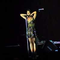 Tampil Seksi di Surabaya, Anggun Menggoda Anggunesia