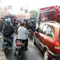 Tentara dan Pelajar Latihan Upacara, Lalin di Grahadi Padat