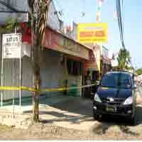 Perampok Bersenpi Garong Toko Emas