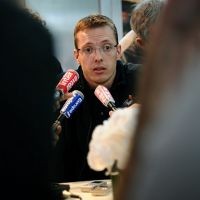 Bourdais Didepak Lewat SMS