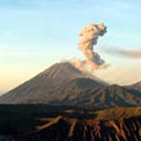 43 Pendaki Mancanegara Rayakan HUT RI di Puncak Mahameru