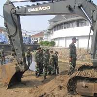 1.600 Orang Bersihkan Sungai Cikapundung