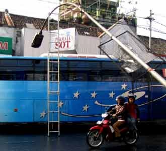 Diterpa Angin, Lampu Jalan Tumbang