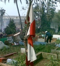 Korban Rayakan Agustusan Bersama Bendera Lusuh di Pemakaman