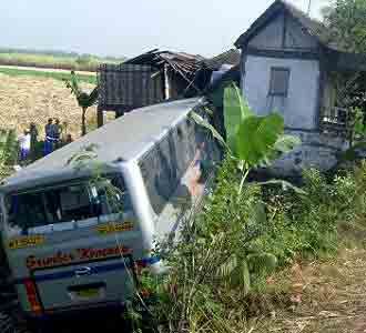 Bus Tabrak Warung 4 Orang Tewas