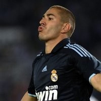 Benzema-Sneijder Menangkan Madrid