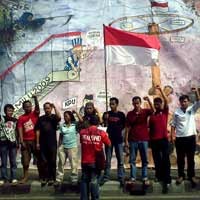 Karikatur Raksasa Anti Neolib Warnai Peringatan HUT RI ke-64