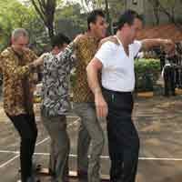 Agustusan, Bule Ikut Lomba Bakiak 