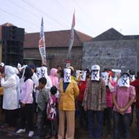 Agustusan Warga Lumpur Bertopeng Wajah Aburizal Bakrie