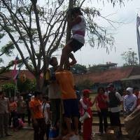 Puluhan Tunanetra Ramaikan Lomba Panjat Pinang