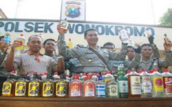 Ratusan Miras Disita dari Warung di Surabaya