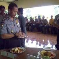 Rayakan Hari Kemerdekaan, Polisi Lomba Masak Nasi Goreng