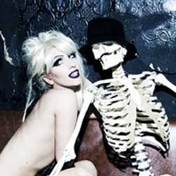 Lady Gaga Bugil Bareng Tengkorak