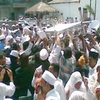 Pemakaman KH Asrori Diwarnai Perebutan Keranda