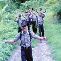 Dekat dengan  Alam Ala Personel Dalmas Ponorogo