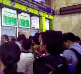 Berburu Tiket KA di Gambir