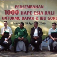1000 Ponsel Esia Dibagikan Gratis di Bali