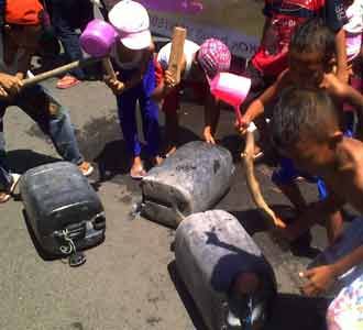 Air Mati, PDAM Kota Surabaya Diserbu Air Mati, PDAM Kota Surabaya Diserbu