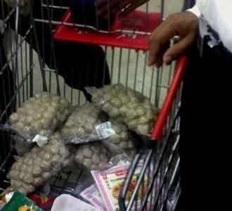 Polisi Razia Makanan Kadaluwarsa