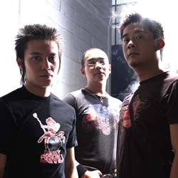 Berperahu Pagi Buta, Andhika The Titans Kecebur di Laut