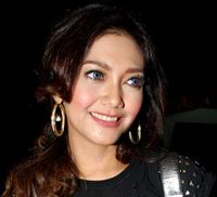 Senyum Manis Bella Saphira