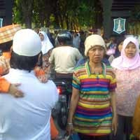 Ratusan Warga Ziarah ke Makam, Arus Lalin Padat