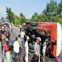 Truk Tangki Terguling di Jalur Pantura, Lalin Padat 