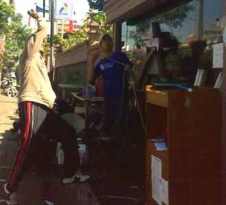 Hotel Grand Aquila Dilempari Nasi Bungkus