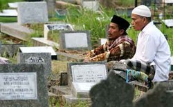 TPU Dipadati Peziarah, Rezeki Pedagang Bunga & Pembaca Doa