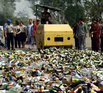 Ribuan Botol Miras Dimusnahkan