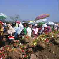Ramadan, Korban Lumpur Lapindo Tabur Bunga & Tuntut Bakrie