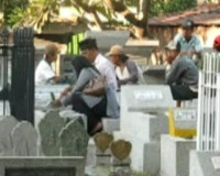 Jelang Puasa, TPU Sirnaraga Ramai Dikunjungi Peziarah 