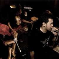 Nge-punk Bareng Sendal Jepit