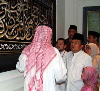 JK Tinjau Pembuatan Kiswah JK Tinjau Pembuatan Kiswah